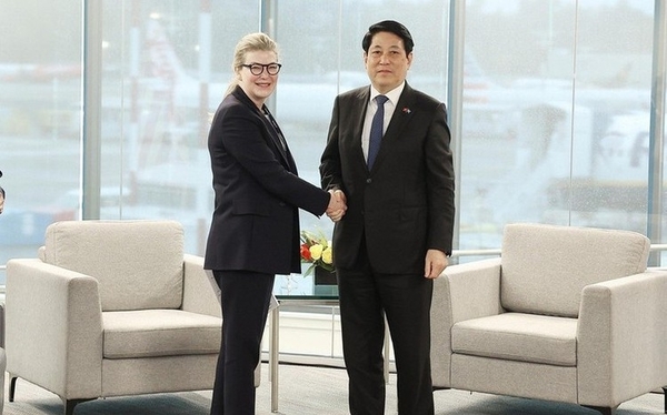 "베트남 국가주석 루엉 꾸엉(오른쪽)이 2025년 9월 21일 미국 워싱턴주 시애틀에서 보잉 상용항공기 사장 겸 CEO 스테파니 포프와 악수하고 있다. 사진=베트남통신사"