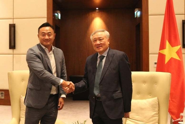 응우옌 호아 빈 상임 부총리(오른쪽)가 UAE에서 바이빗 CEO 벤 저우와 만나는 모습