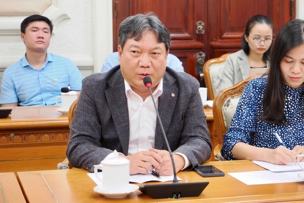 롯데 준성호 총괄이사장이 3일 오후 호찌민시 지도자들과 대화하고 있다.