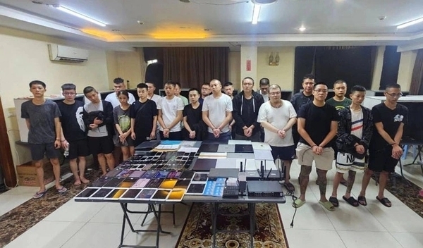 경찰은 문제의 은행 계좌가 한국에서 전화 사기에 사용되었음을 확인했다. 9월 29일 캄보디아 경찰의 단속 과정에서 체포된 외국인들. 사진: 코리아타임즈