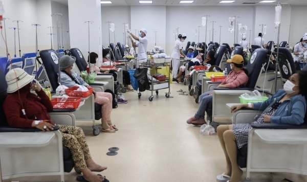 암 환자들아 화학요법과 방사선요법을 기다리고 있다.