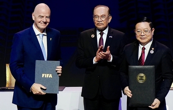 FIFA 지아니 인판티노 총재(왼쪽)가 아세안 2025 순환 의장국인 말레이시아 총리 안와르 이브라힘의 입회 하에 카오킴혼 ASEAN 사무총장(오른쪽)과 FIFA 아세안컵 협정에 서명하고 있다. 사진: FIFA
