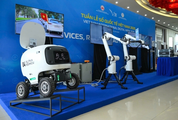 베트남 국제 디지털 위크 2025에서 AI 응용 제품들이 시연하고 있다.