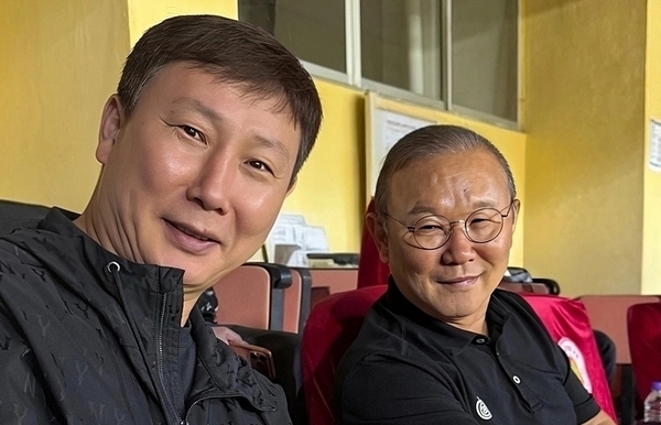 김상식 감독(왼쪽)과 박항서 감독이 2025년 10월 23일 하노이 항더이 경기장에서 2025-2026 AFC 챔피언스리그 2부<br>
하노이 경찰과 맥아더의 경기를 관람하고 있다. 사진: 스포츠서울