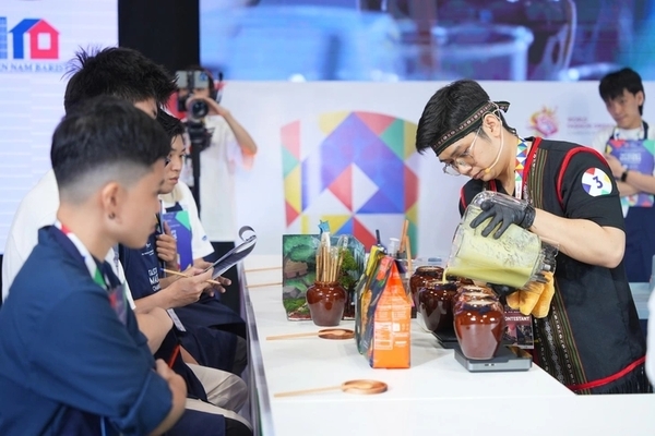 후인 반 탄 쭝(Huynh Van Thanh Trung)의 작품 "고원의 심장(The Heart of Highlands)"은 중부 고원지대의 문화와 음식에서<br>
영감을 받았다.