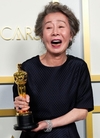 윤여정, 한국 배우 처음으로 오스카상을 받음