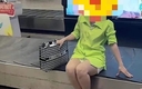 공항 수하물 컨베이어 벨트에 앉아 있는 여성 승객, 네티즌들의 공분을 사다