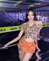 블랙핑크 스타, LVMH 억만장자 창업자 아들과 함께 프랑스 공항 입국