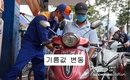 오늘 오후부터 RON95 휘발유 가격이 리터당 거의 300동 내렸다.