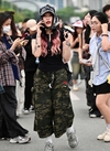 [화보] 지드래곤 열풍, 콘서트 관람 위해 '이모' 패션으로 분장