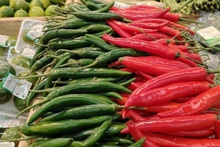 태풍과 홍수로 고추 가격 세배나 비싸져...