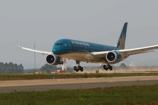 슈퍼 항공기' 보잉 787 드림라이너 롱탄 공항에 착륙