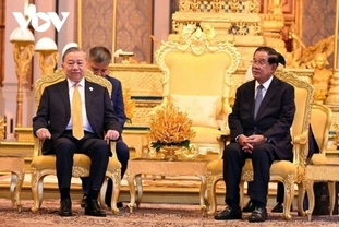 [정치] 또럼 총서기, 훈센 의장과 우호 관계 강화와 경제 협력 증진에 합의