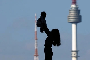 한국, 인구 감소 위기에서 벗어나는 조짐을 보이고 있다.