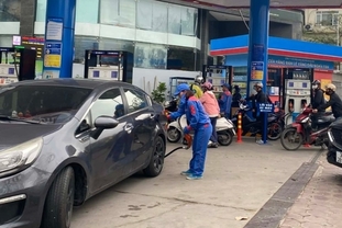 [유가] 휘발유 2.000동 이상 급등… RON 95-III 22.340동/리터, 15시부터 적용