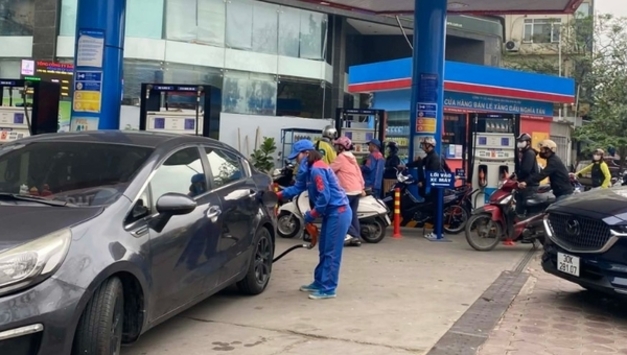 [유가] 휘발유 2.000동 이상 급등… RON 95-III 22.340동/리터, 15시부터 적용