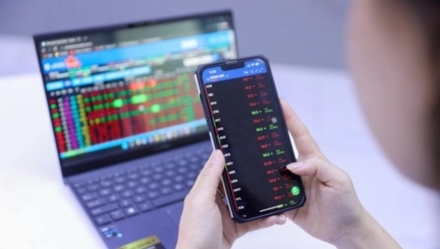 [증시] VN-지수 3개월 만에 최대 낙폭… 40포인트↓ 1,768선 붕괴, 은행·부동산·통신 초토화