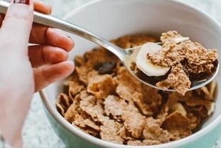 아침에 '건강해 보이는'데 실제로는 해로울 수 있는 5가지 음식·음료