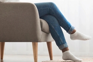 “다리 꼬고 앉아도 괜찮다”…건강 영향 ‘과장된 오해’