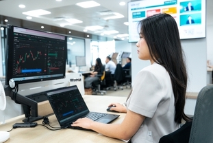 4월 13일 VN-지수, 장중 16포인트 하락 후 반등… 9포인트 상승 마감 1,758.96