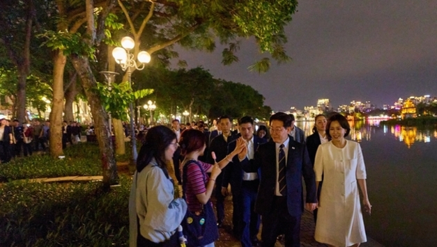 이재명 대통령의 "하노이의 야경은 정말 아름답다"는 SNS의 글이 화제