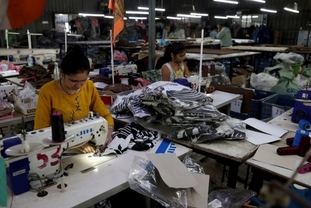 이란 전쟁, 패스트패션 산업에 직격탄… 폴리에스터 원자재 가격 폭등으로 아시아 공급망 흔들