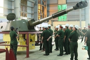 베트남 첫 자체 전차 ‘T-1’ 공개…국방부 “2026년 실전 배치 목표”