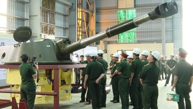 베트남 첫 자체 전차 ‘T-1’ 공개…국방부 “2026년 실전 배치 목표”