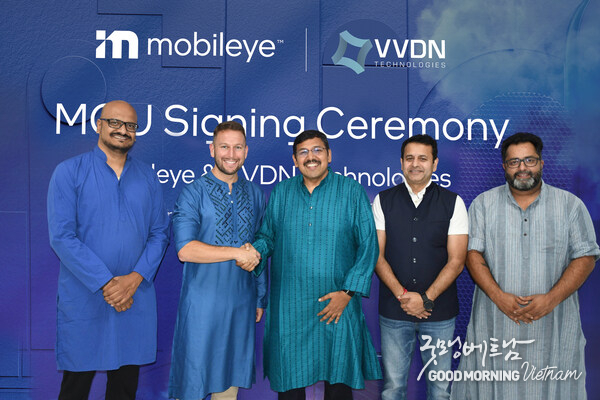 Vivek Bansal (VVDN) and Elie Luskin (Mobileye) signing the MoU to localize next-generation ADAS technologies in India