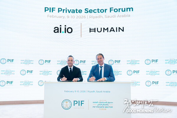 HUMAIN CEO, Tareq Amin (right) and Darren Peries, Founder and CEO of ai.io (left) pictured at the PIF Private Sector Forum launching HUMAIN Sport with the acquisition of controlling stake in ai.io