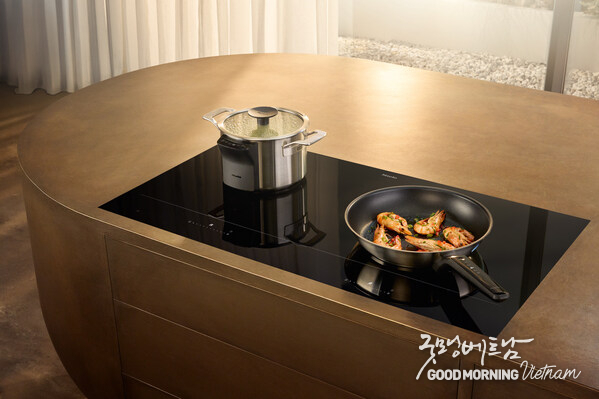 Smart, stylish, flexible: The new KM 8000 hobs offer maximum freedom and generous space for cooking. The intelligent system, consisting of KM 8000 induction hob and M Sense cookware with up to three temperature sensors, automatically regulates temperature and power so nothing burns or boils over. (Photo Miele).